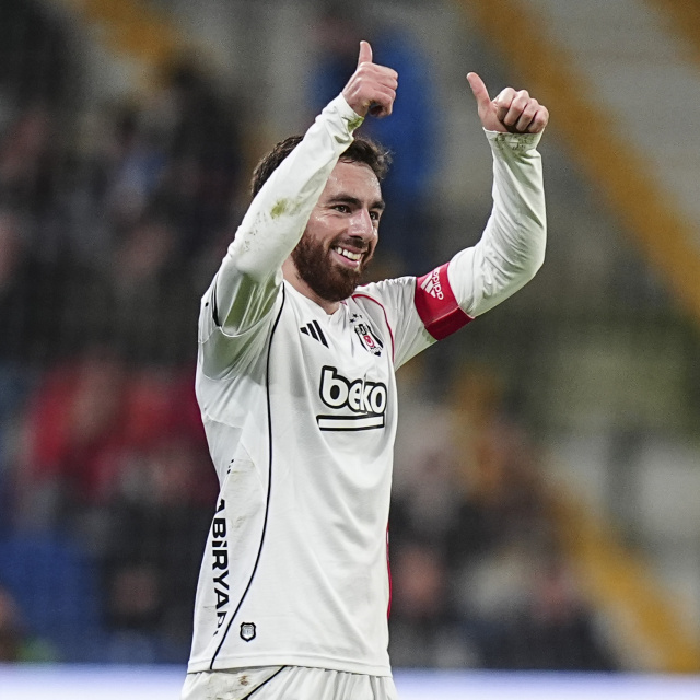 Orkun Kökçü sazı eline aldı!