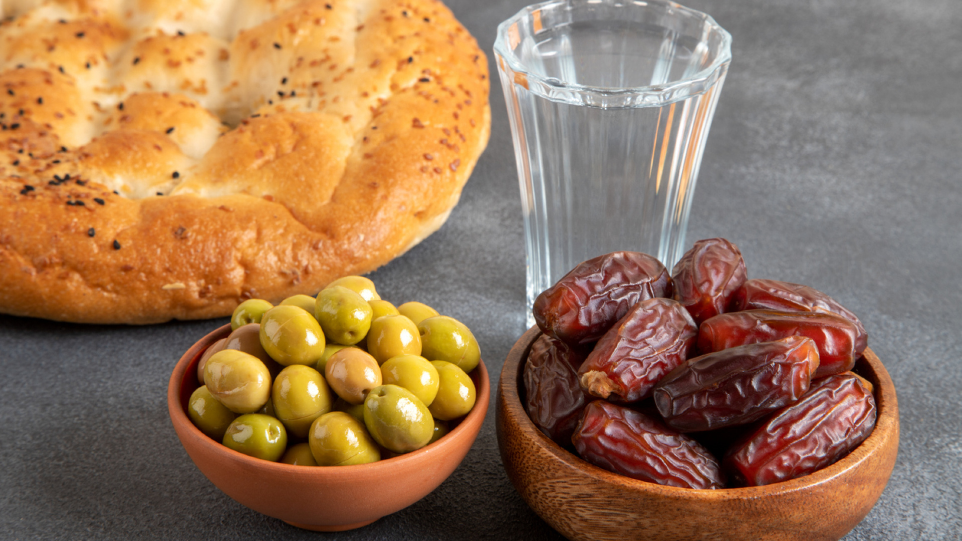 Oruç hangisi ile açılmalı? Su, hurma, zeytin, çorba...