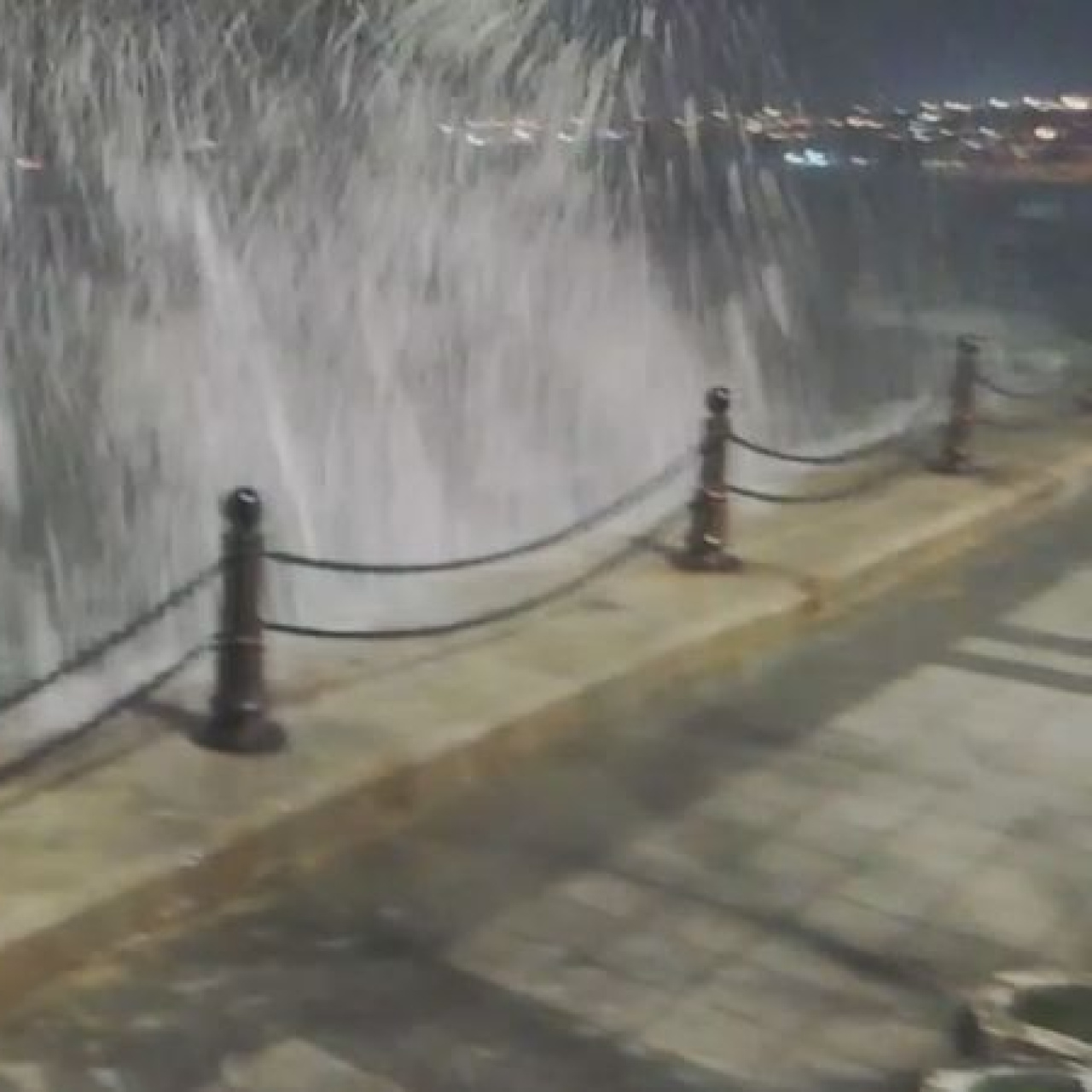 İstanbul'da fırtına: Çatılar uçtu, dev dalgalar oluştu