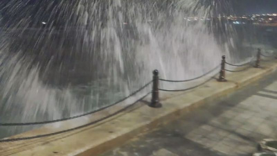 İstanbul'da fırtına: Çatılar uçtu, dev dalgalar oluştu