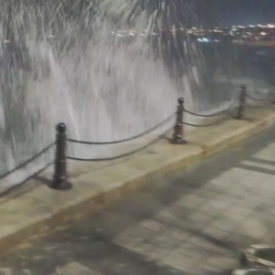 İstanbul'da fırtına: Çatılar uçtu, dev dalgalar oluştu