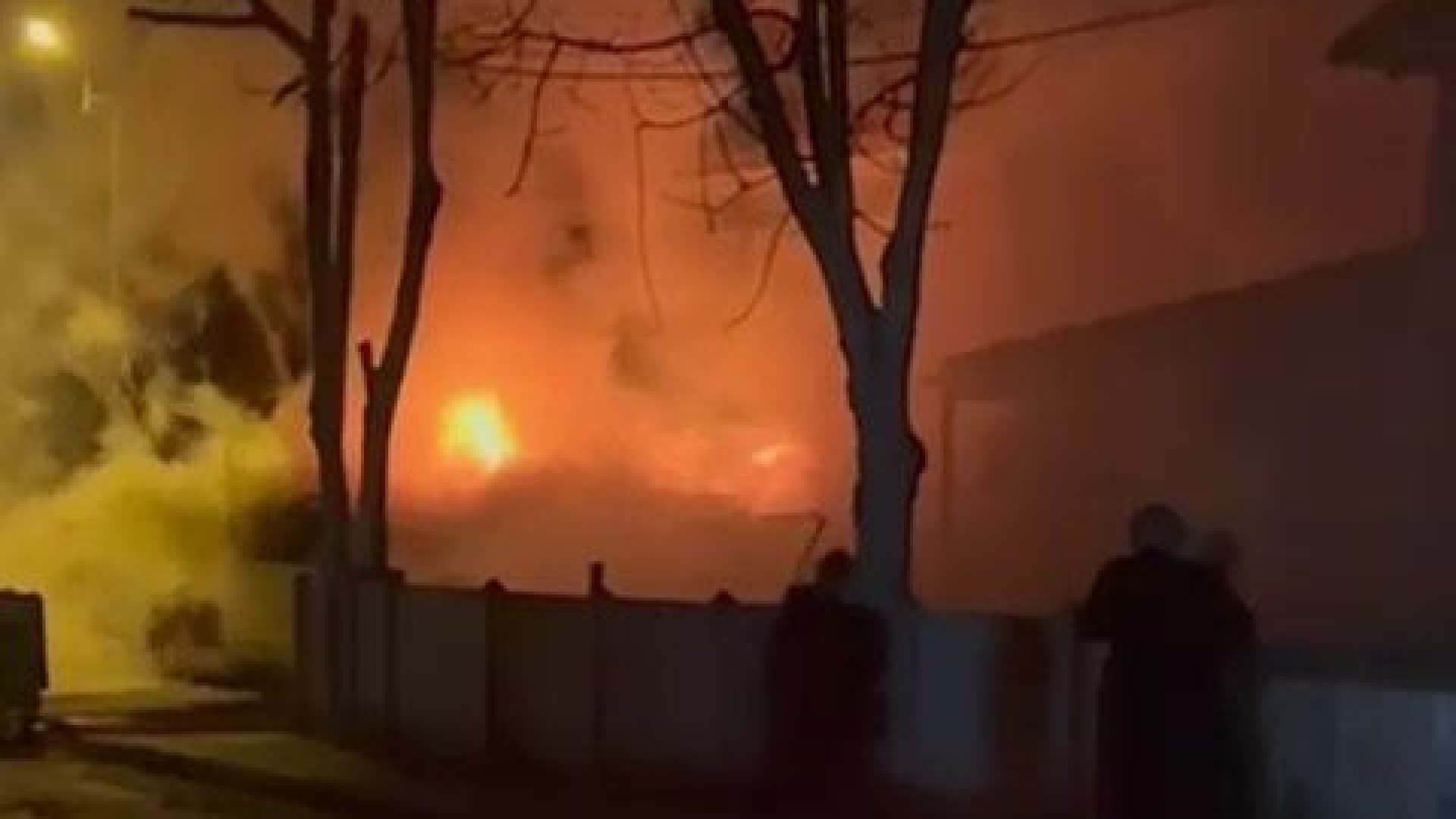 Düzce'de Müştemilatta Çıkan Yangın, Rüzgarın Etkisiyle Büyüdü