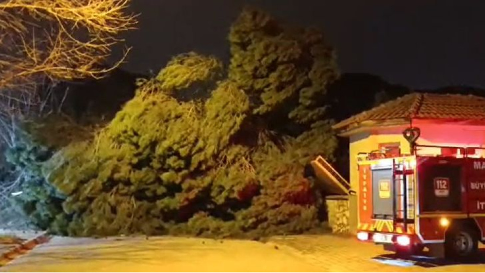 Kuvvetli fırtına hayatı olumsuz etkiledi