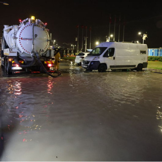 İzmir’de sağanak! Cadde ve sokaklar göle döndü