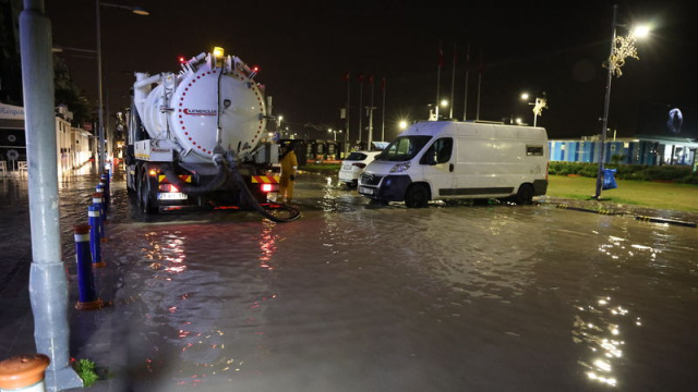 İzmir'de sağanak! Cadde ve sokaklar göle döndü