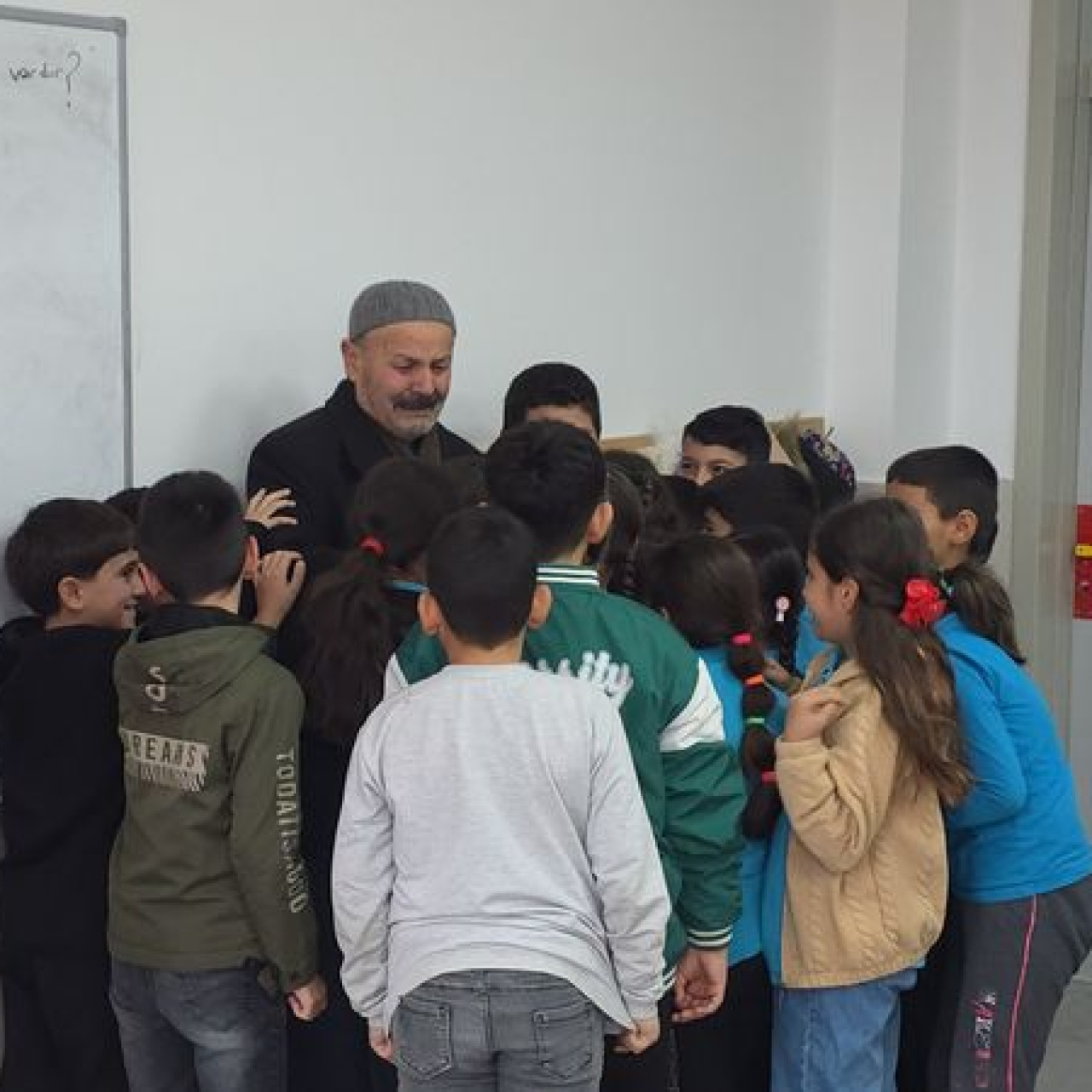 Hayvanlara baksın diye ailesi okutmamıştı... Mutluluk gözyaşları!