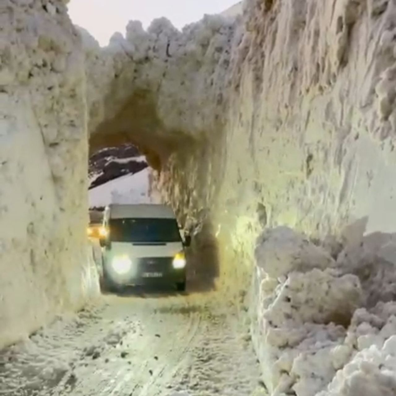 Kar tüneli! Van Bahçesaray'da kaydedildi!