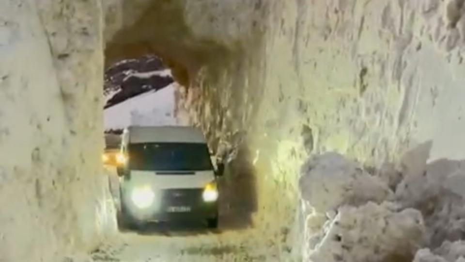 Kar tüneli! Van Bahçesaray'da kaydedildi!