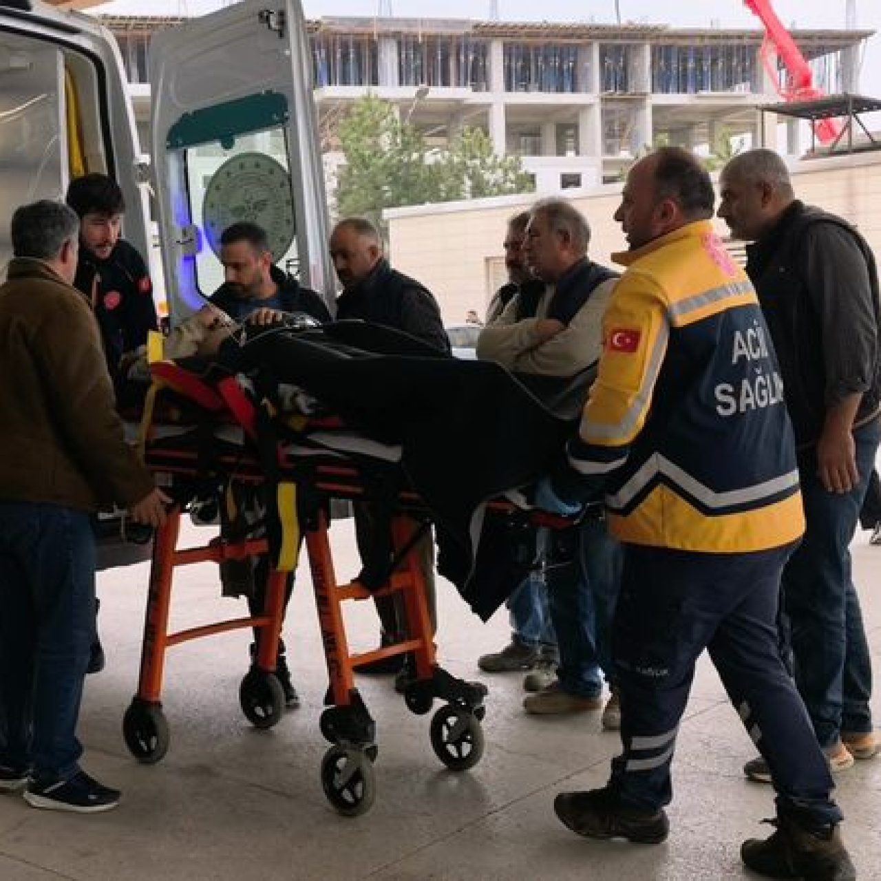 Akıma kapılan işçi 2. kattan düştü!