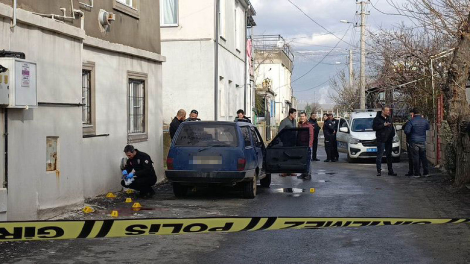 Enişteye aracına binerken kurşun yağmuru!