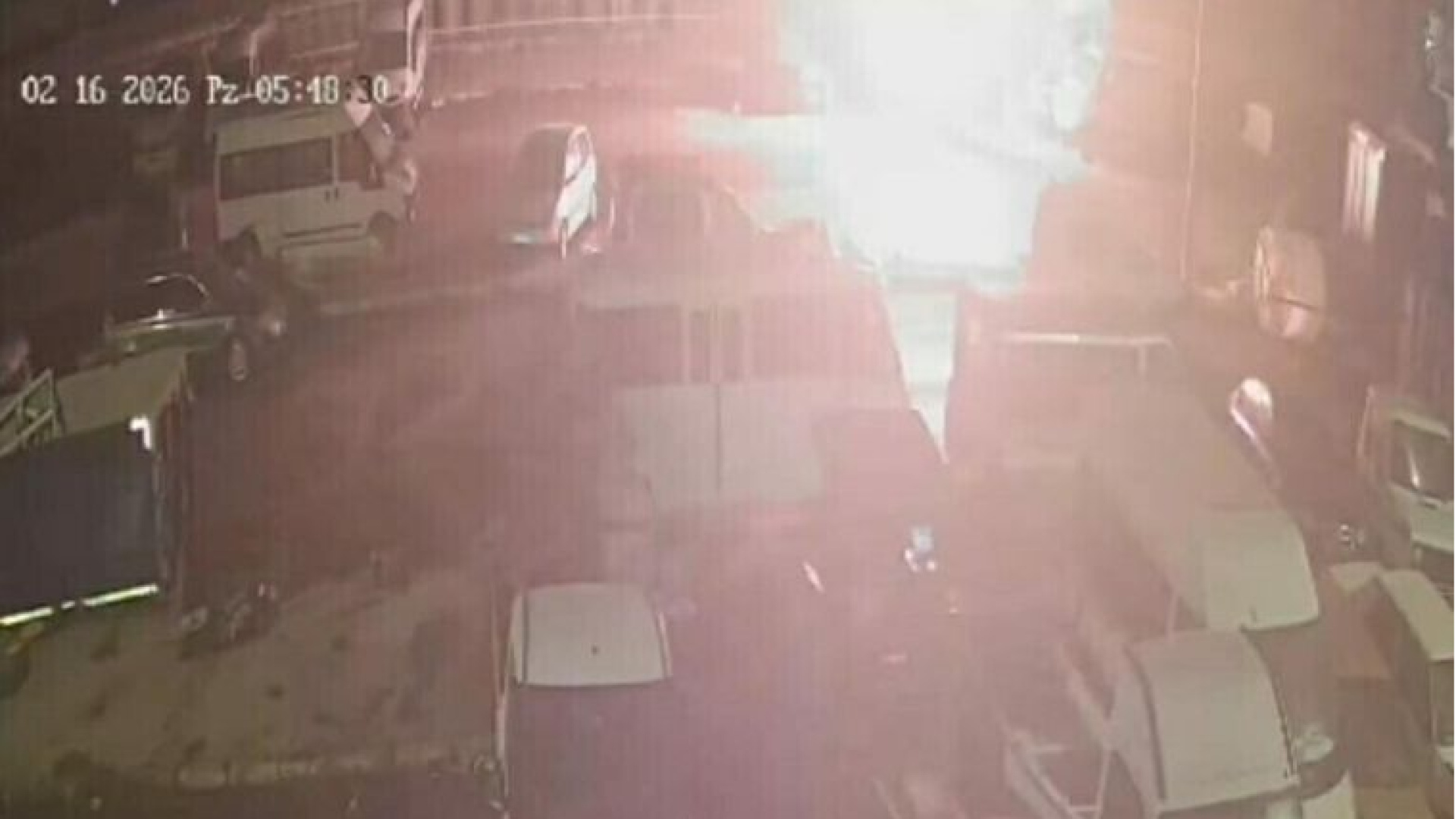 İzmir'de Hurda Otobüste Çıkan Yangında 16 Yaşındaki Genç Hayatını Kaybetti