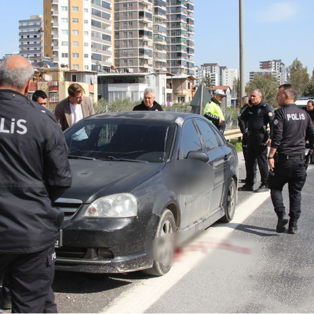 Otomobilde başından vurulmuş bulundu
