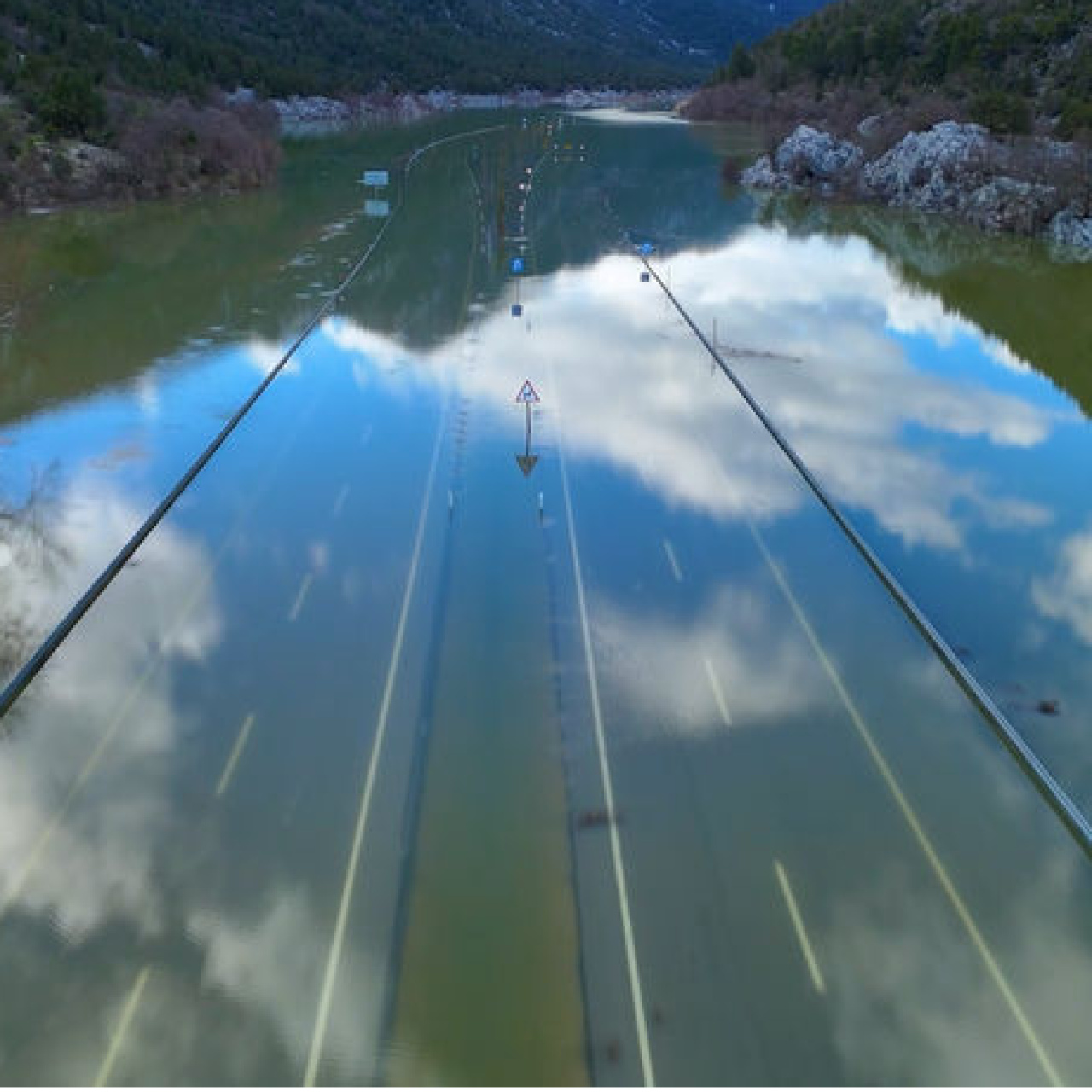 Antalya-Konya yolu sular altında!
