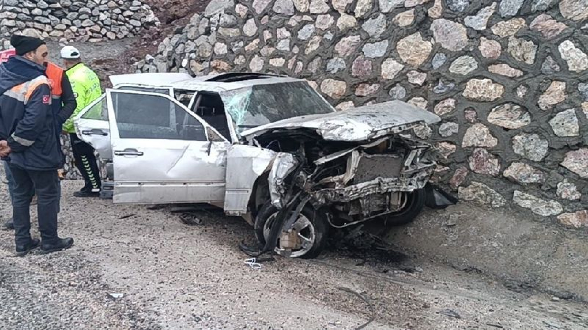 Elazığ'da Trafik Kazası: Otomobil Bariyer ve İstinat Duvarına Çarptı, Sürücü Hayatını Kaybetti