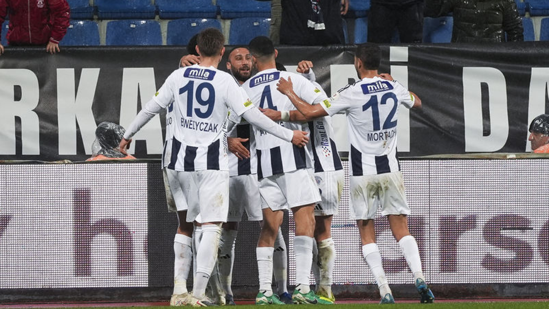 Kasımpaşa, 8 Maç Sonra Galibiyetle Tanıştı: Fatih Karagümrük'ü 3-2 Yendi