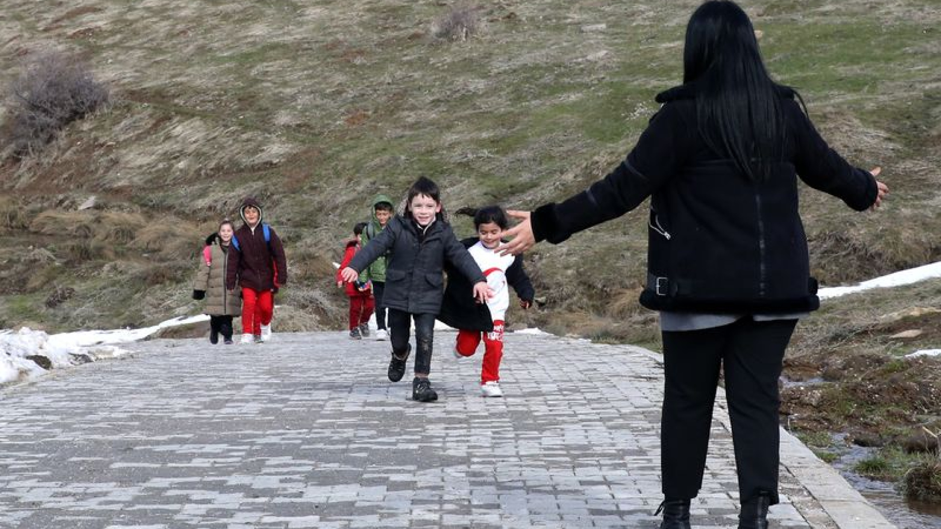 "Kömür taşıyıp odun kırıyoruz" 7 öğrenci için büyük mücadele | SON DAKİKA HABER