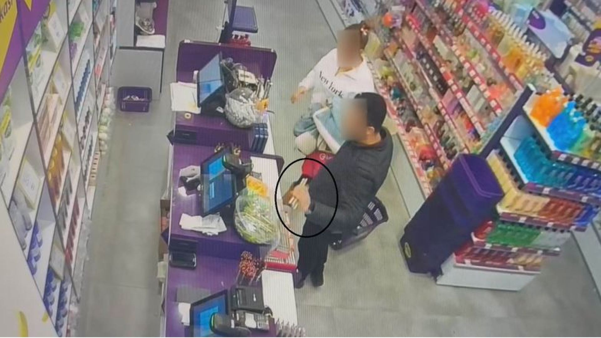 Aile boyu kozmetik hırsızlık! Milyonluk ürün çaldı…