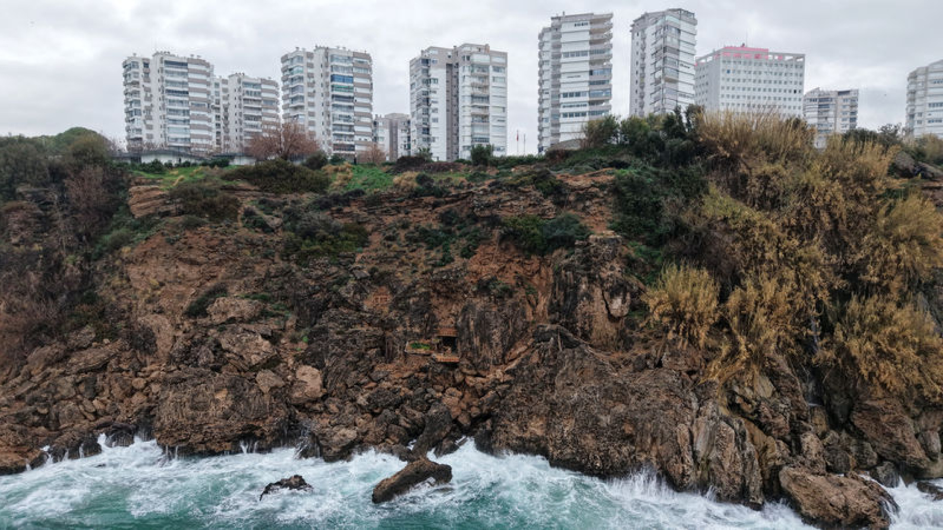 Antalya Falezlerinde Kaçak Baraka İşgali: Dalgıç Görüntüledi, Yetkililer Harekete Geçecek