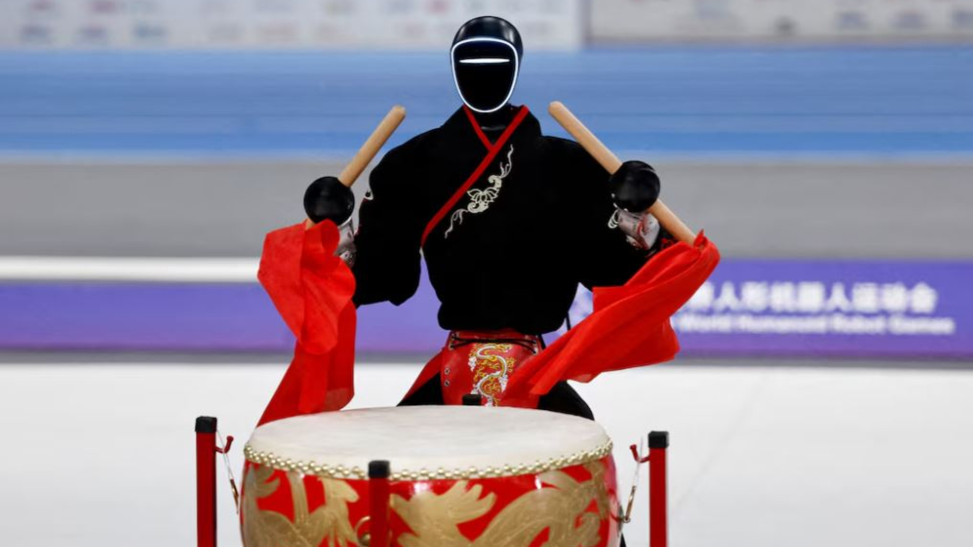 Çin'in İnsansı Robotları Bahar Festivali'nde Kung Fu Şovuyla Dünyaya Meydan Okudu