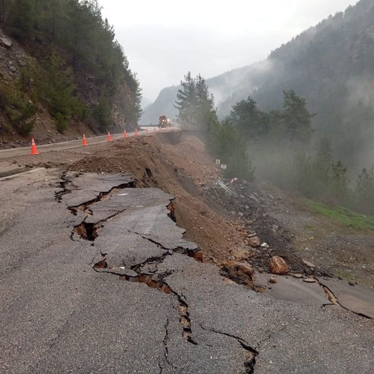 Helikopter pisti heyelanda çöktü!