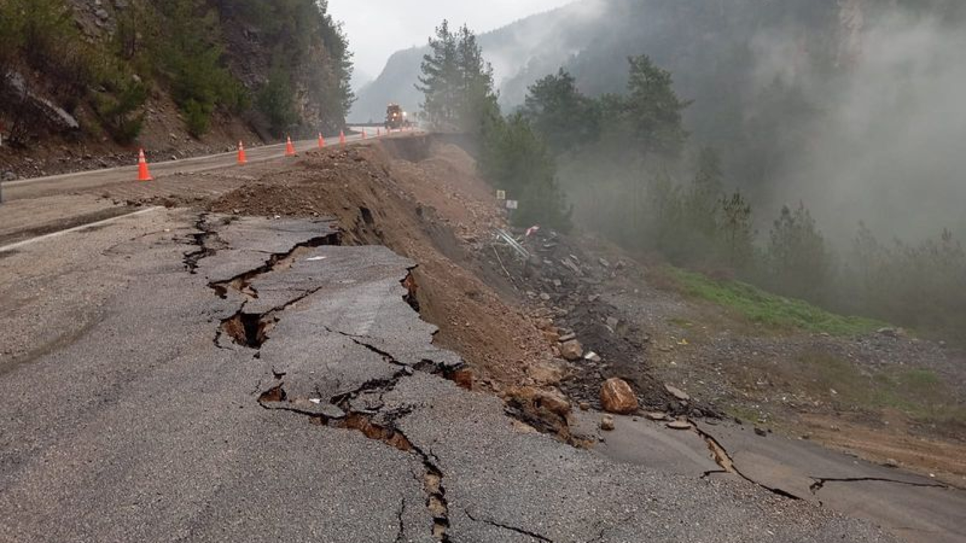 Helikopter pisti heyelanda çöktü! | Son dakika haberleri