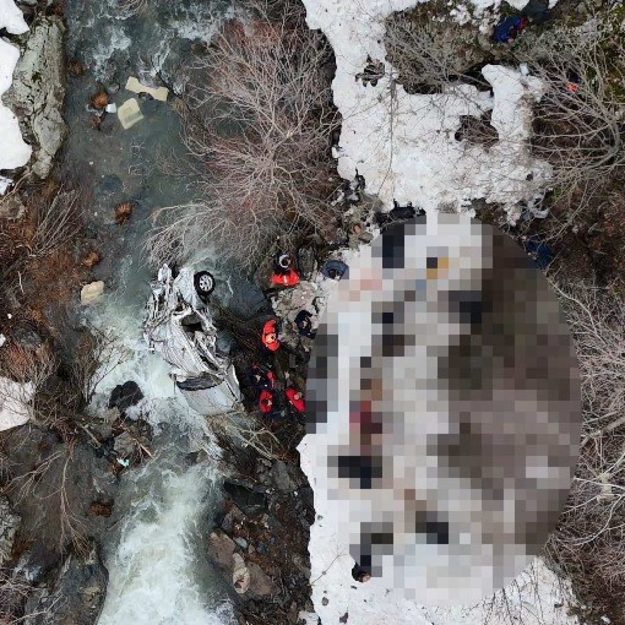 Araç dereye uçtu! Can kayıpları var!