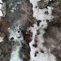 Araç dereye uçtu! Can kayıpları var!