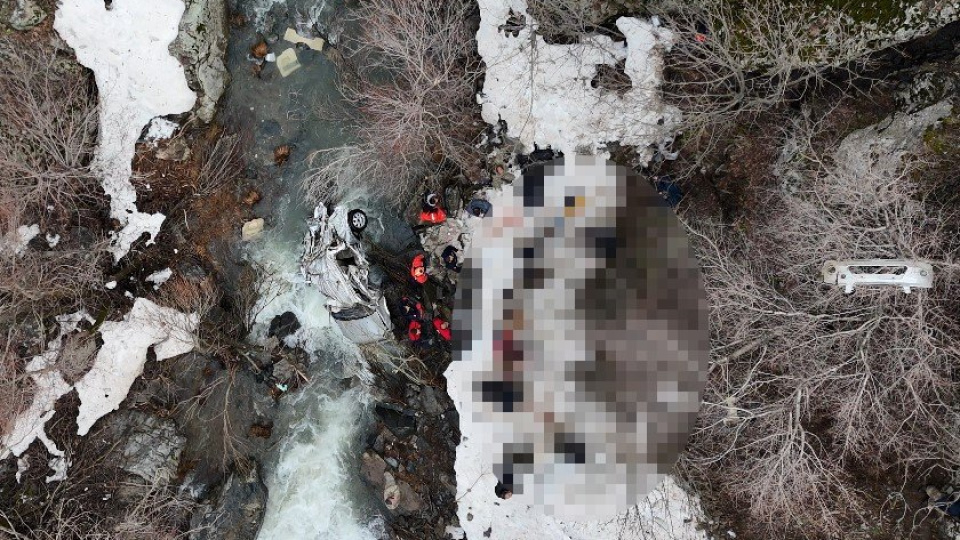 Araç dereye uçtu! Can kayıpları var!