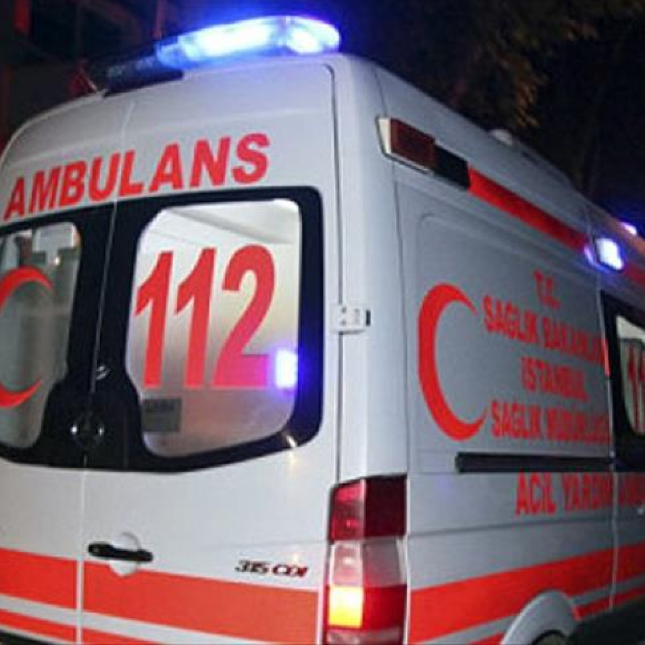 Otomobil duvara çarptı: 1 ölü, 2 yaralı