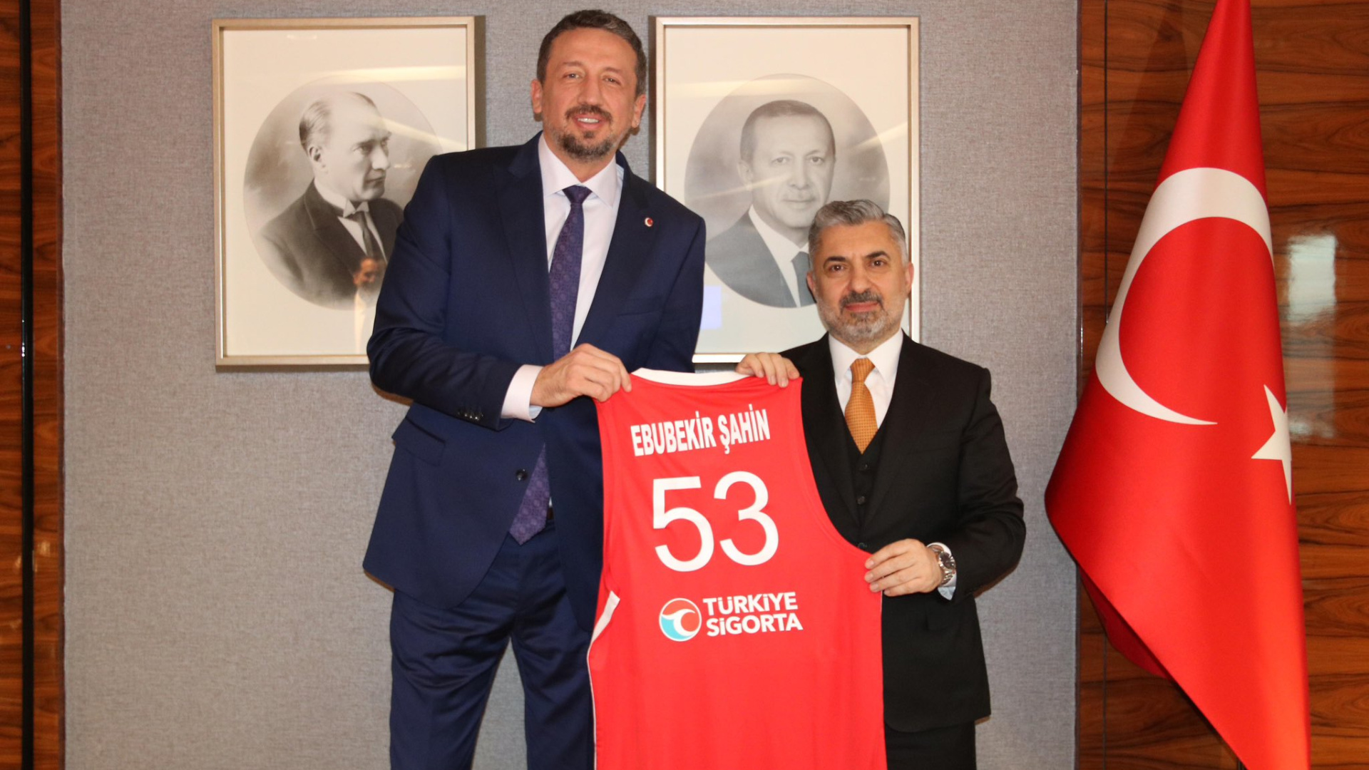 TBF Başkanı Hidayet Türkoğlu, Türk Telekom CEO'su Ebubekir Şahin'i Ziyaret Etti