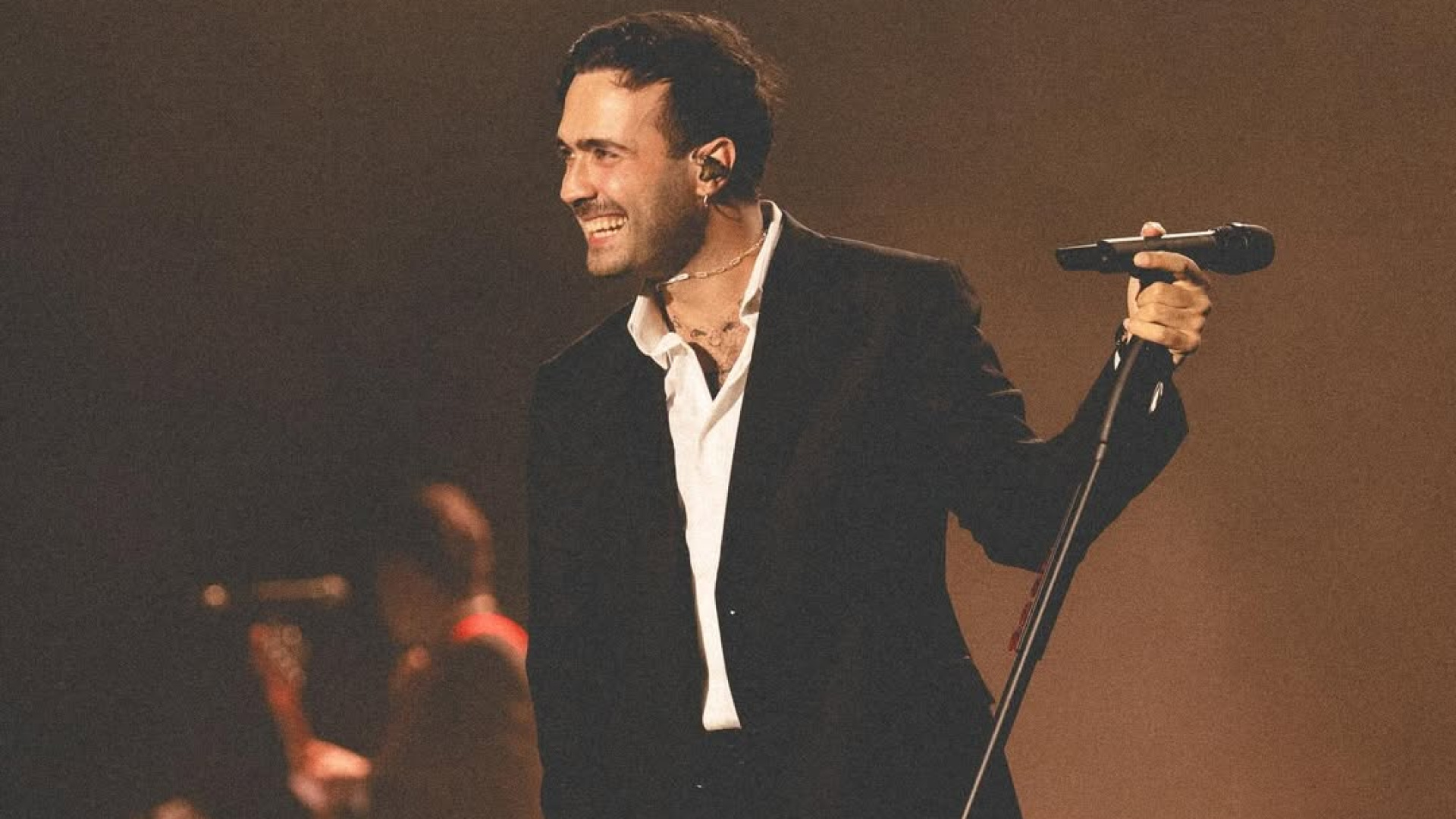 Mert Demir Konser Gelirini İhtiyaç Sahibi Öğrencilere Bağışladı