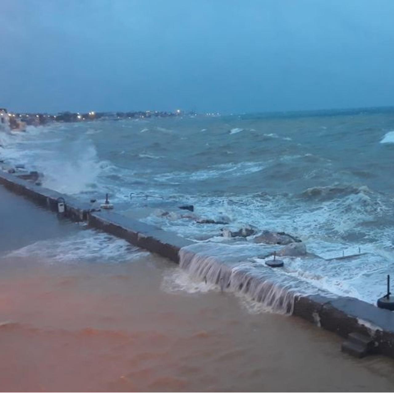 Çanakkale'de kuvvetli fırtına hayatı olumsuz etkiledi