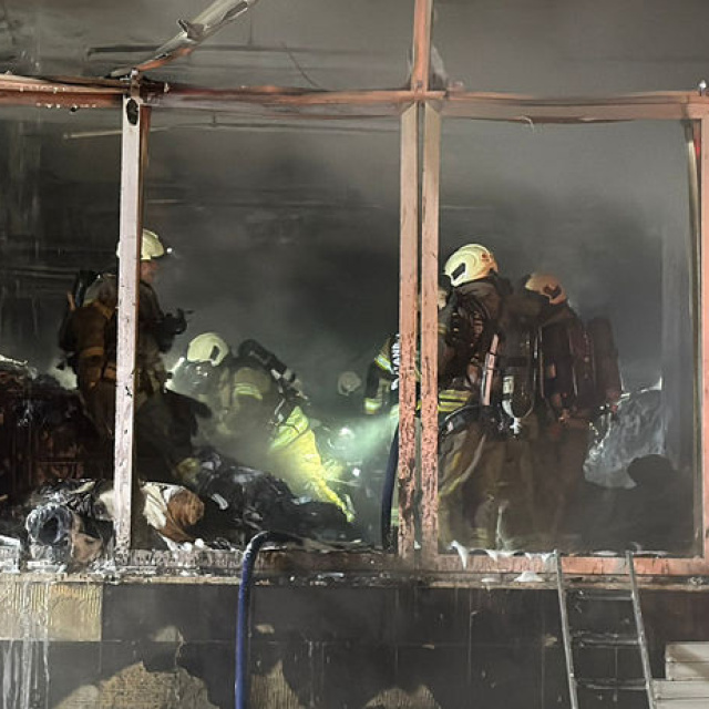 Bağcılar'da tekstil fabrikasında yangın çıktı