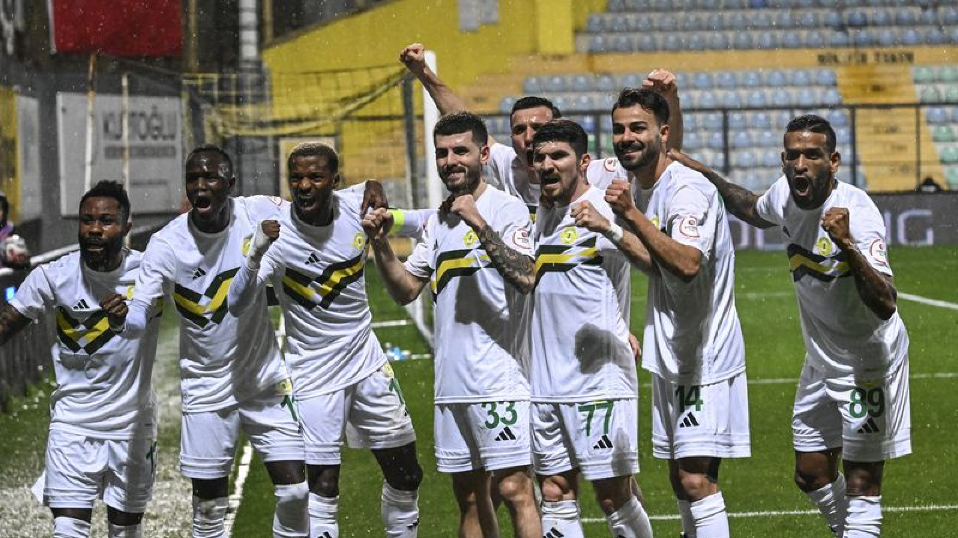 Esenler Erokspor, İstanbulspor'u 4-1 Mağlup Ederek Liderliğe Yükseldi