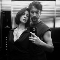 Romantik asansör pozu