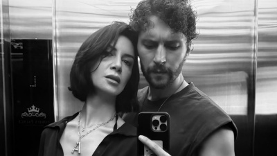 Romantik asansör pozu