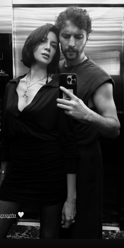 Romantik asansör pozu