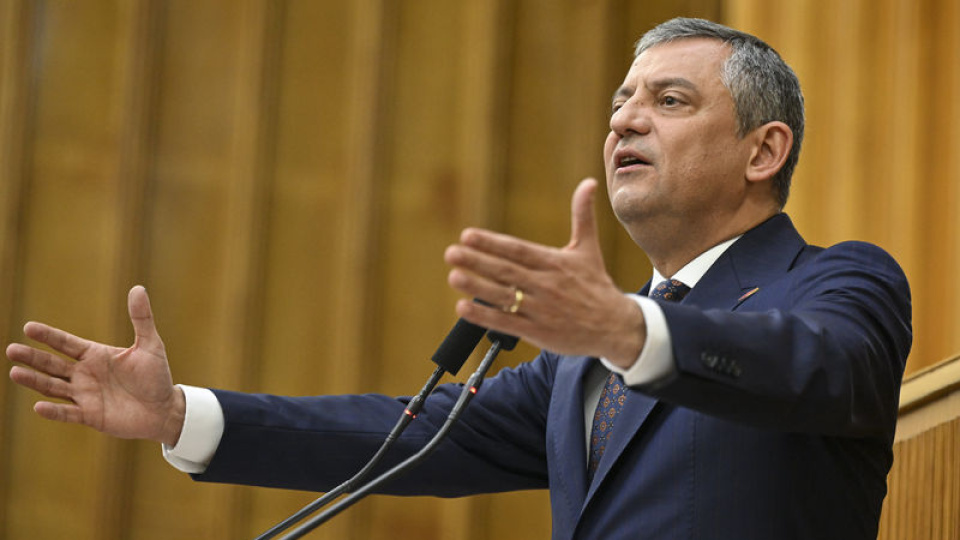 CHP Genel Başkanı Özel, Galatasarayı kutladı