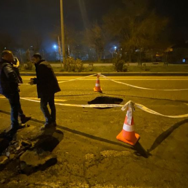 Çöken yolda 1 metrelik çukur oluştu