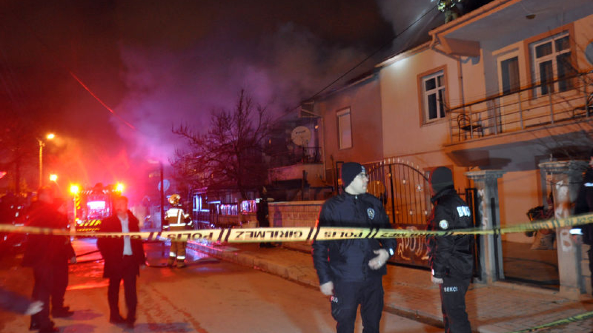 Çatı katında çıkan yangın bitişikteki binaya sıçradı: 3 kişi dumandan etkilendi