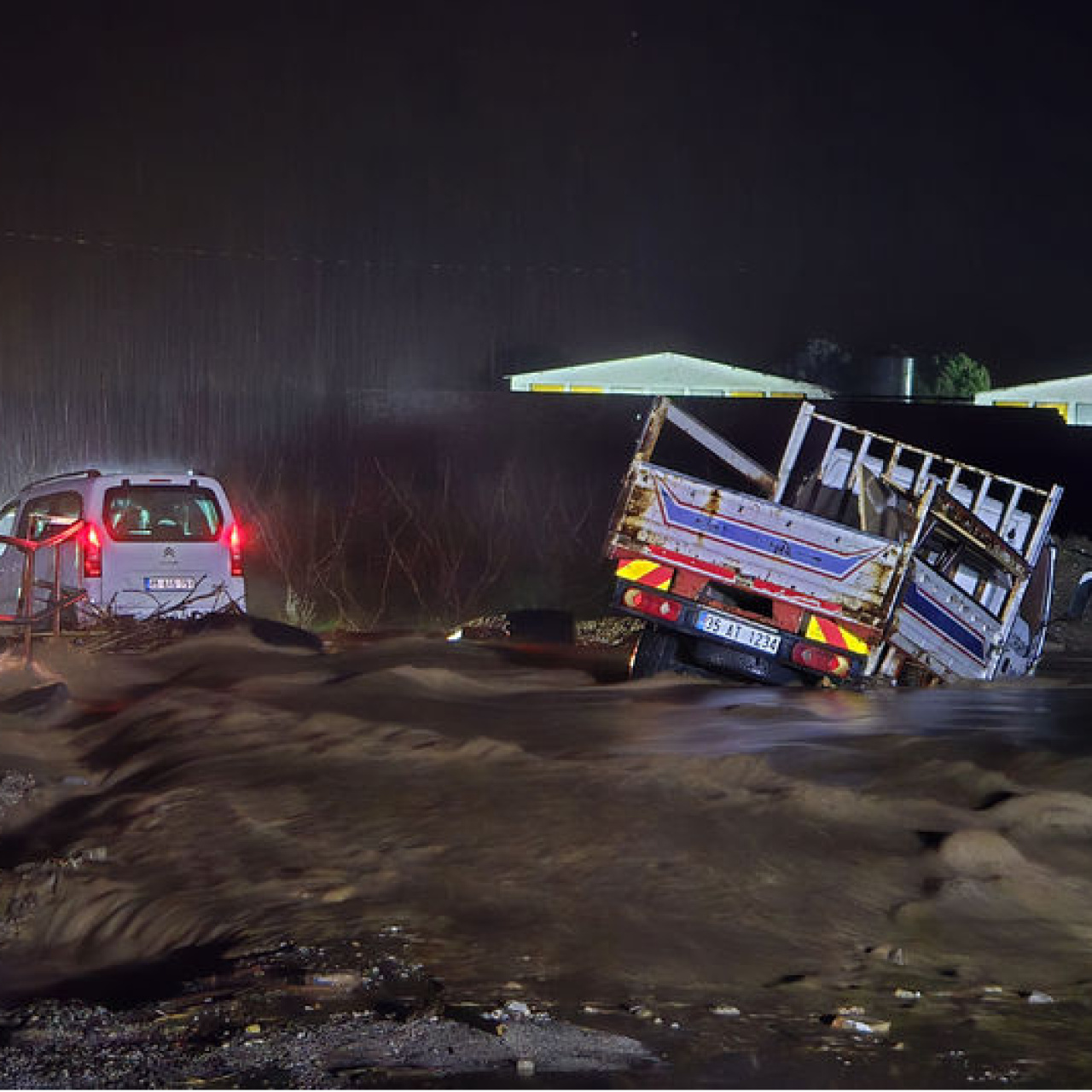 Derede sürüklendiler, kendi imkanlarıyla kurtuldular!