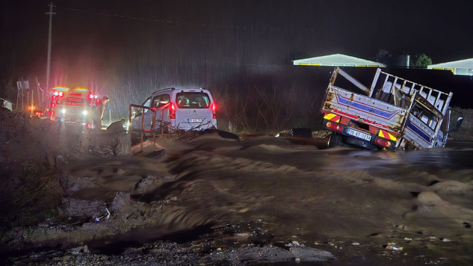 Derede sürüklendiler, kendi imkanlarıyla kurtuldular!
