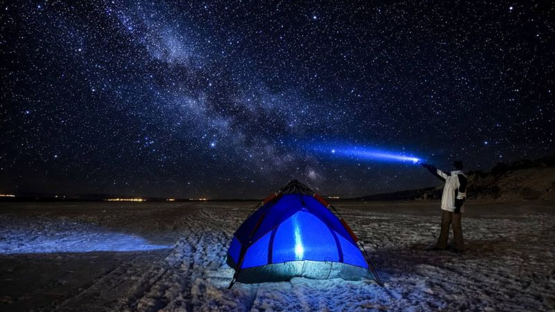 Yüzeyi buzla kaplı Çıldır Gölü'nün üstünde kamp ça…