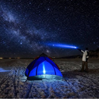 Buzla kaplı Çıldır Gölü'nün üstünde kamp çadırı