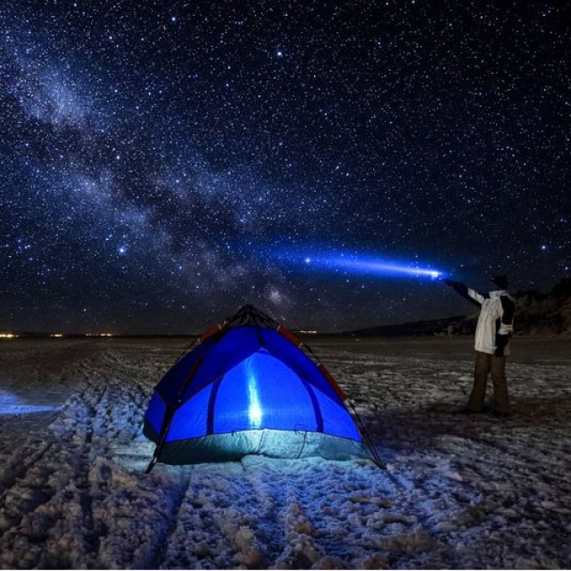 Buzla kaplı Çıldır Gölü'nün üstünde kamp çadırı