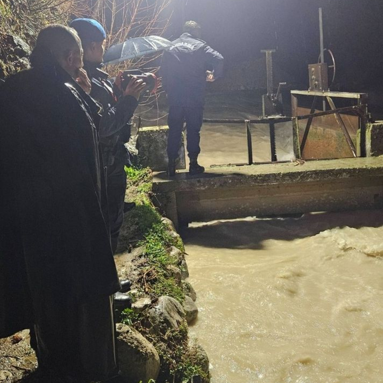 Sel can aldı! Karşıya geçerken suya kapıldı!