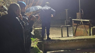 Sel can aldı! Karşıya geçerken suya kapıldı!