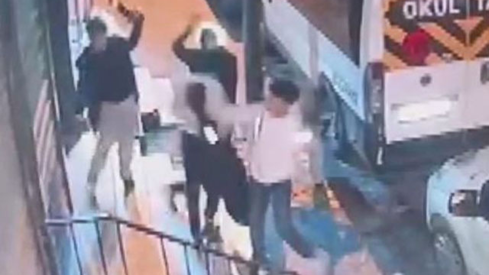 Apartmanın önünde duruyordu... Bıçaklı, satırlı kâbusu yaşadı | SON DAKİKA HABER | Son dakika haberleri