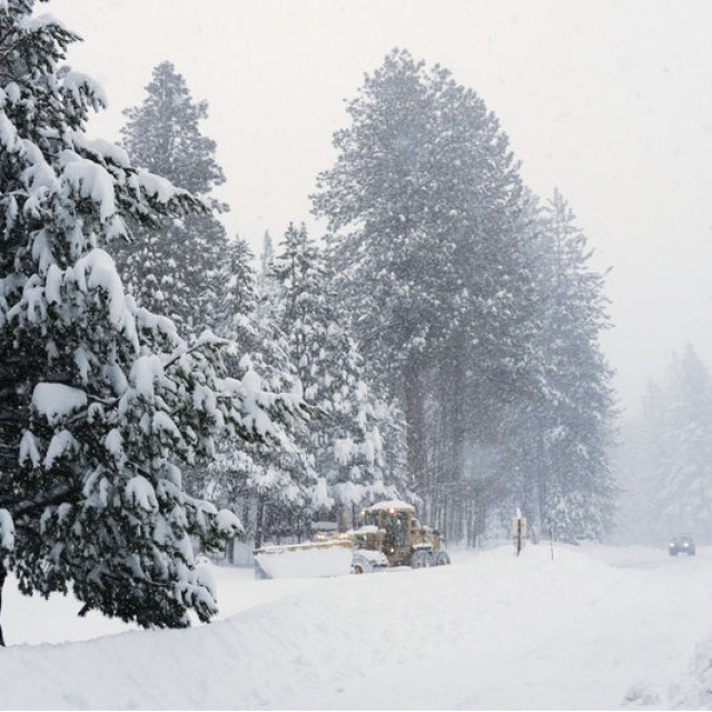 California'da çığda kaybolan kayakçılar aranıyor