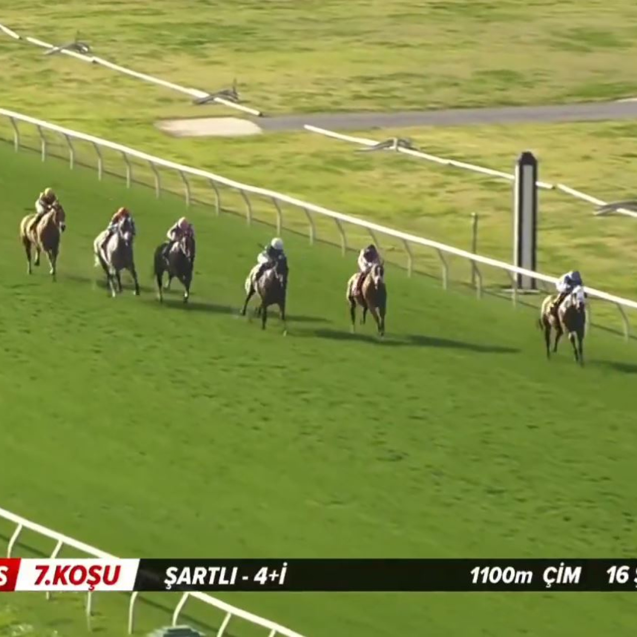 At yarışı spikerinin anlatımı gündem oldu!